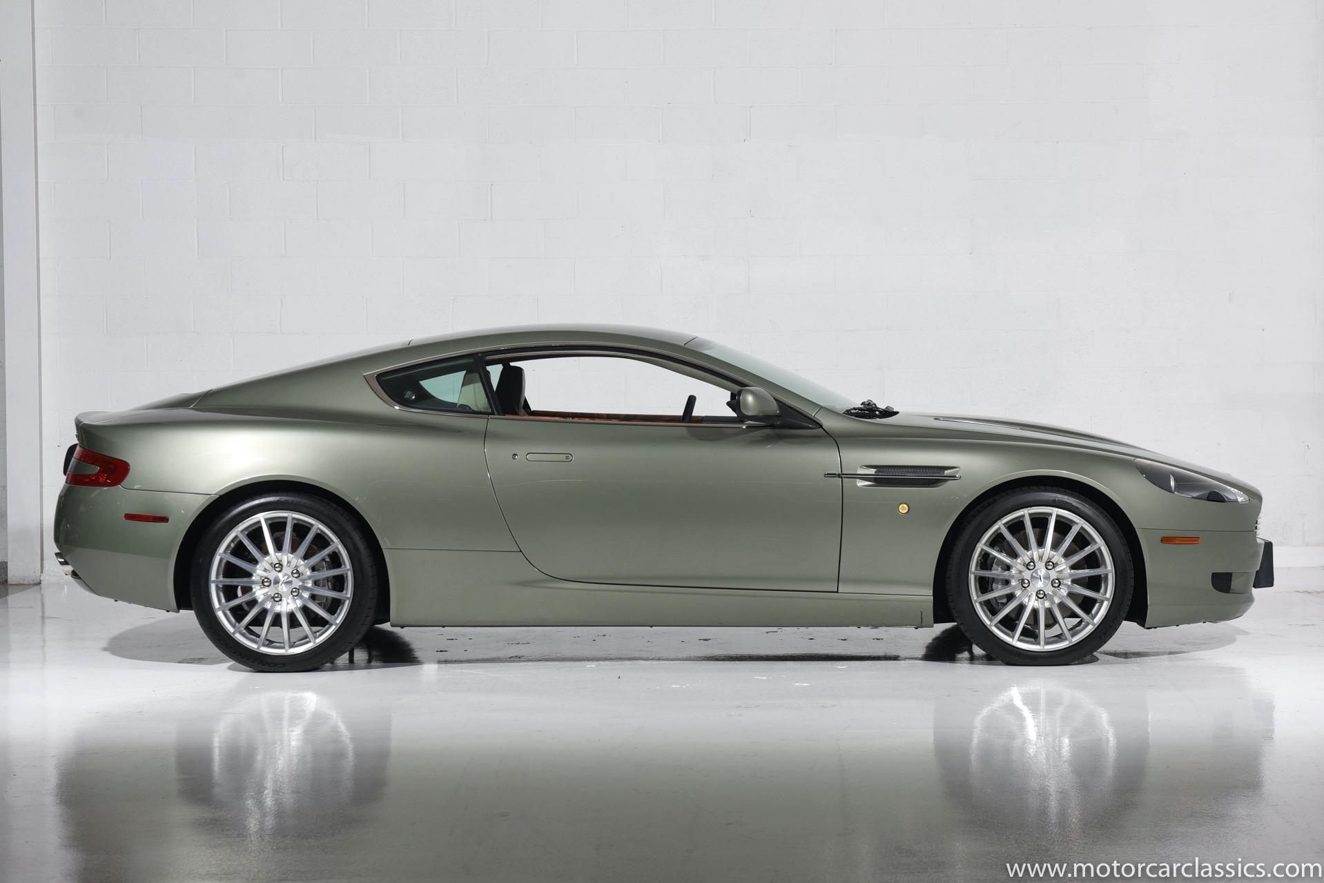 Aston martin db9 2005